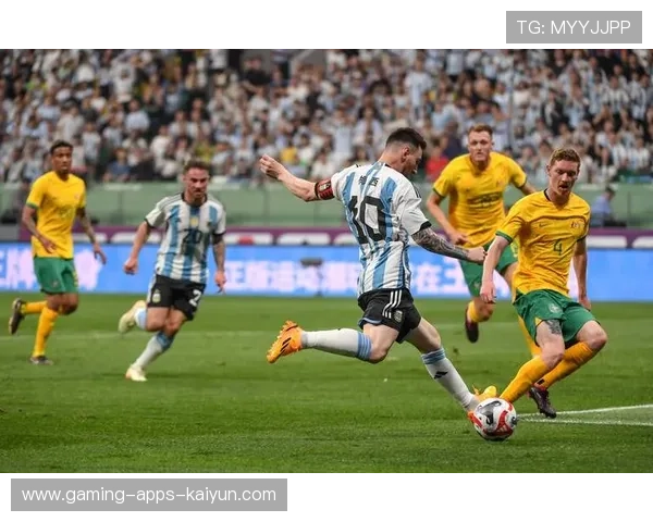 梅西突破后小角度破门，全场齐喊名号